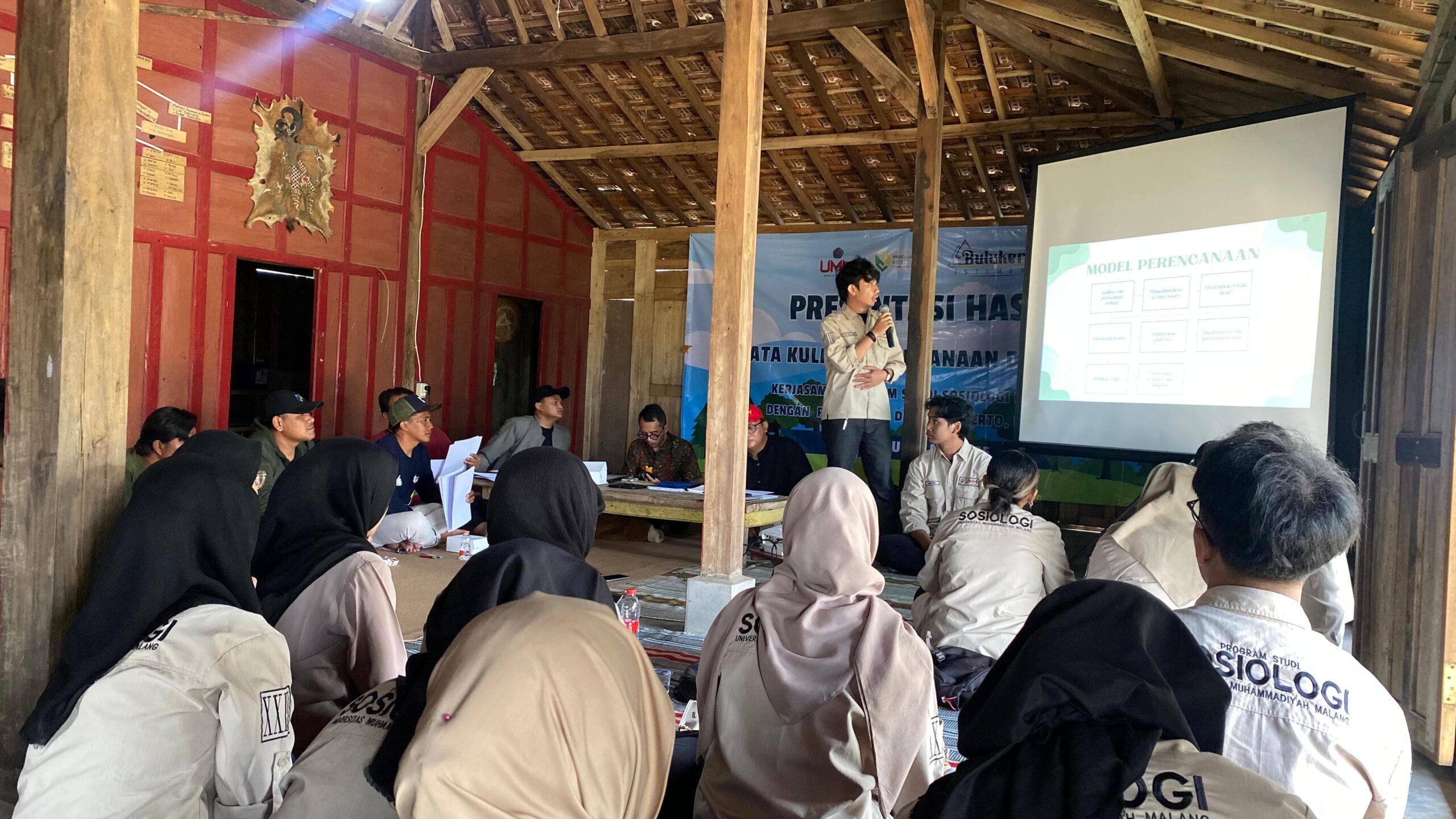 Program Studi Sosiologi FISIP Universitas Muhammadiyah Malang (UMM) bekerja sama dengan Pemerintah Desa (Pemdes) Bulukerto, Kota Batu, menyelenggarakan diskusi tentang Perencanaan Desa. Kegiatan ini diselenggarakan di Pendopo Desa Bulukerto, Kota Batu, Kamis (29/5/2025), kemarin.