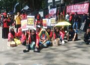 Memperingati Hari Buruh Internasional, Solidaritas Perjuangan Buruh Indonesia (SPBI), menggelar aksi damai di depan Balai Kota Malang, Kamis (1/5/2025).