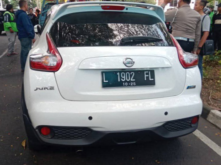 Insiden tabrak lari mengejutkan warga Dinoyo, Kota Malang, Kamis (1/5/2025) siang. Sebuah mobil Nissan Juke warna putih dengan nomor polisi L 1902 FL dilaporkan melarikan diri usai menabrak seorang pengendara motor.