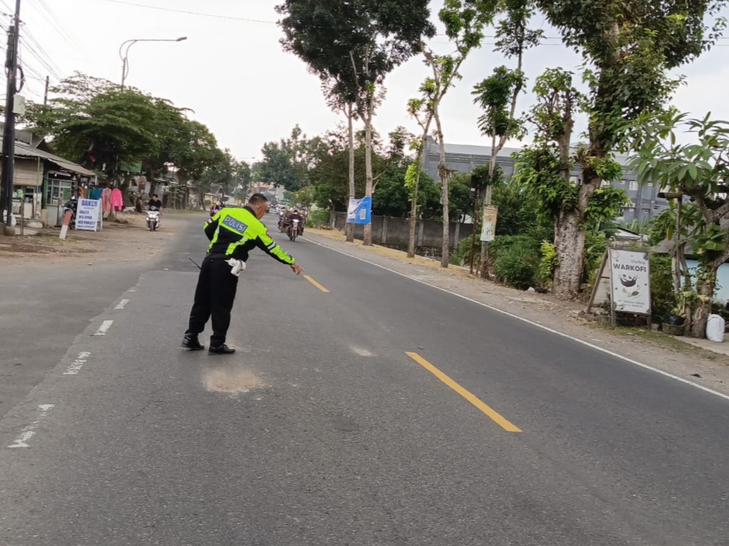 Kecelakaan lalu lintas kembali terjadi di wilayah Kabupaten Malang. Peristiwa tersebut terjadi pada Jumat (2/5/2025) sekitar pukul 13.30 WIB di Jalan Raya Jatikerto, RT 07 RW 01, Desa Jatikerto, Kecamatan Kromengan, Kabupaten Malang, tepatnya di KM 110 - 111 jalur Surabaya - Blitar.