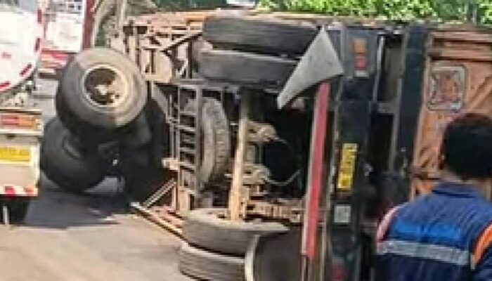 Truk Muatan Tebu Terguling, Jalur Selorejo Blitar Lumpuh Total