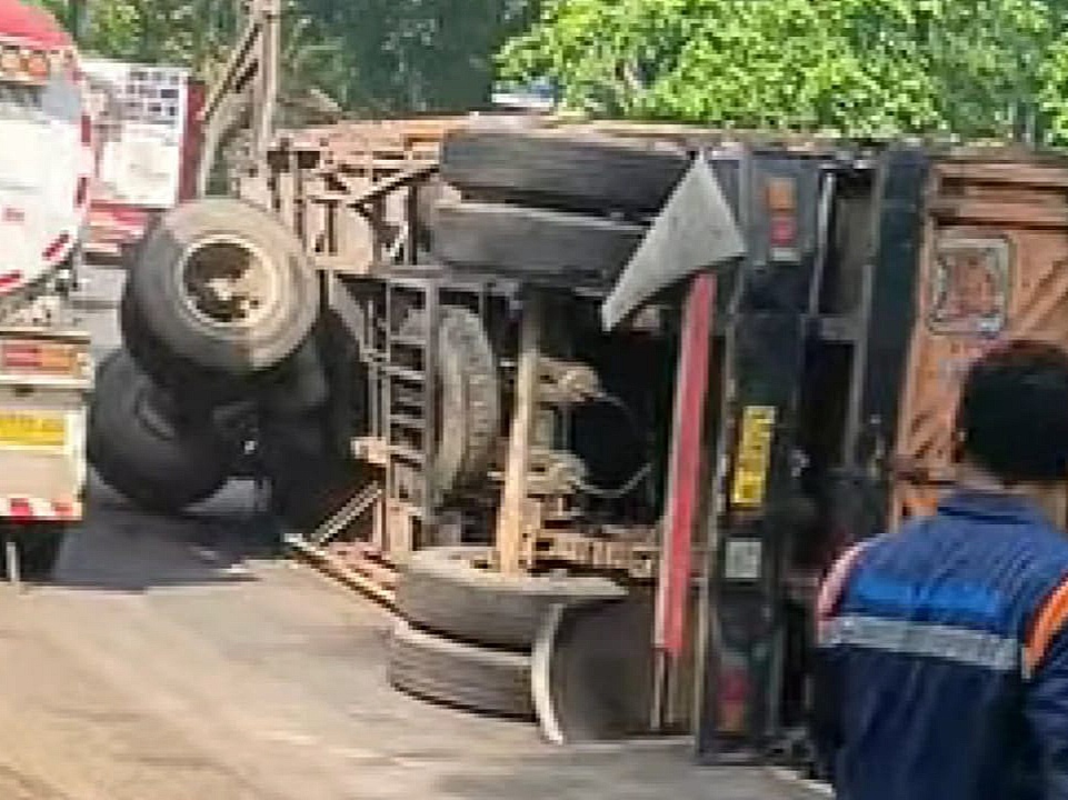 Sebuah truk gandeng bermuatan tebu terguling di jalur Selorejo, Kabupaten Blitar, menyebabkan kemacetan parah dan lumpuhnya akses lalu lintas. Peristiwa ini terjadi pada Sabtu (3/5/2025) pagi, sekitar pukul 05.00 WIB.