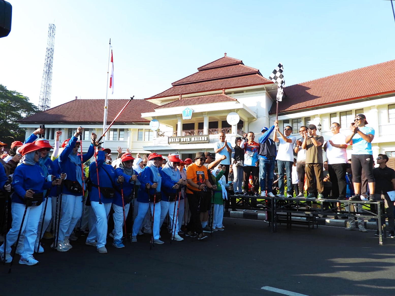 Dalam rangka memperingati Hari Ulang Tahun (HUT) ke-111 Kota Malang, Pemerintah Kota (Pemkot) Malang menggelar kegiatan Heritage Fun Walk bertema “Satu Hati Mengukir Prestasi”.
