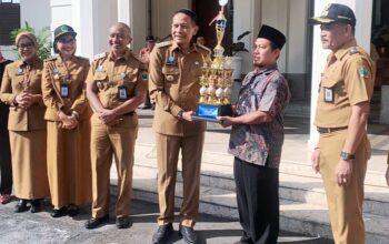 Wali Kota Malang, Dr. Ir. Wahyu Hidayat, menyerahkan piagam penghargaan kepada para pemenang Lomba Kampung Mbois, dalam upacara yang digelar di halaman depan Balai Kota Malang, Senin (5/5/2025)