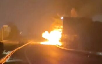 Sebuah truk militer milik Yonif 509 yang mengangkut muatan amunisi terbakar hebat di KM 774+200 Tol Gempol - Pasuruan, Kecamatan Gempol, Kabupaten Pasuruan.