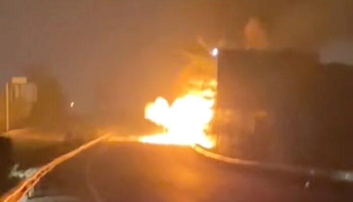 Truk Militer Bermuatan Amunisi Terbakar di Tol Gempol-Pasuruan, Diduga Akibat Korsleting Listrik