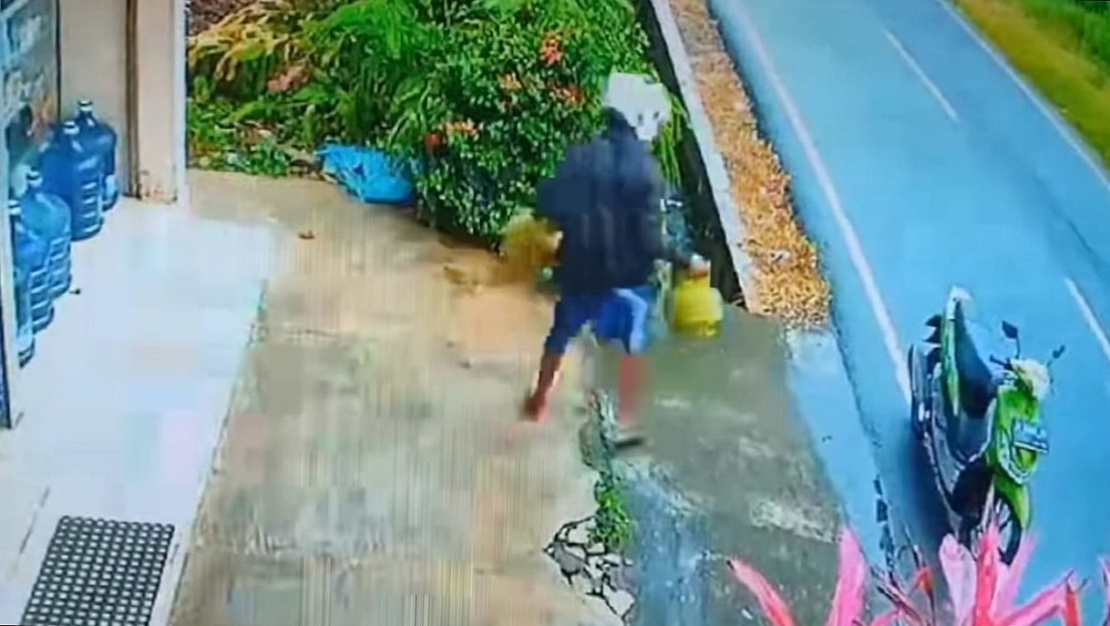 Aksi pencurian dua tabung gas elpiji 3 kg di sebuah toko kelontong di Dusun Ketanen, Desa Penarukan, Kecamatan Kepanjen, Kabupaten Malang, terekam kamera pengawas (CCTV).