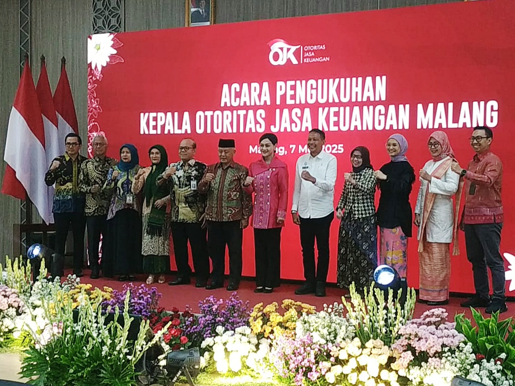 Wali Kota Malang, Dr. Ir. Wahyu Hidayat, menghadiri acara pengukuhan Kepala Otoritas Jasa Keuangan (OJK) Malang yang baru, Farid Faleteham, Selasa (7/5/2025), di Kantor OJK Malang, Jalan Letjen Sutoyo, Kecamatan Lowokwaru, Kota Malang.