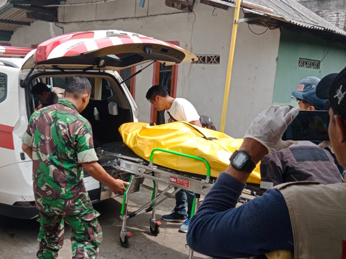 Warga Desa Sumberpasir, Kecamatan Pakis, Kabupaten Malang, digemparkan oleh penemuan sesosok mayat pria di dalam rumah kontrakan milik warga setempat, Rabu (7/5/2025), pagi.
