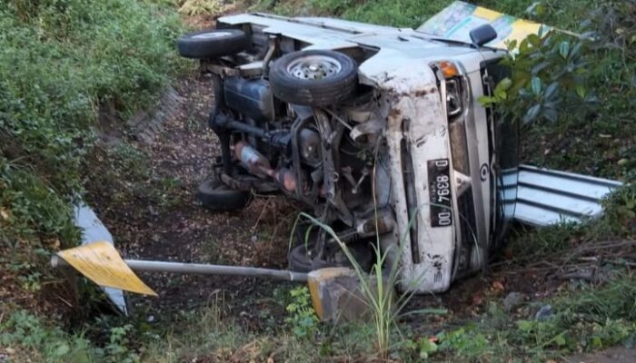 Hindari Motor Minibus Terguling Masuk Parit di Gempol Pasuruan