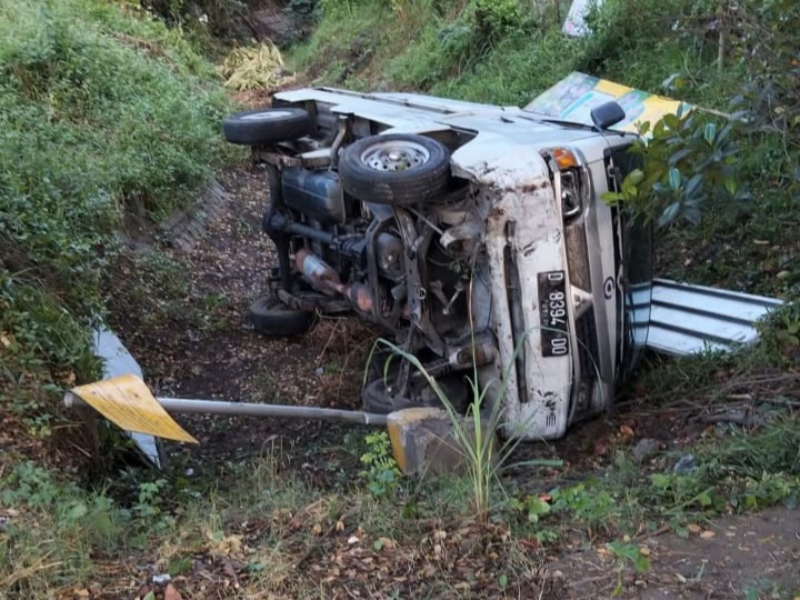 Kecelakaan tunggal sebuah minibus terjadi di kawasan Perempatan Karang Kadempel, tepatnya di bundaran Tugu Apollo, Kecamatan Gempol, Kabupaten Pasuruan, Kamis pagi (8/5/2025).