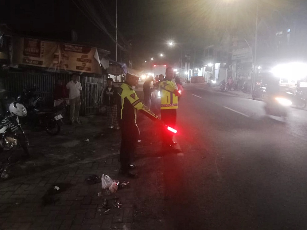 Kecelakaan lalu lintas terjadi di Jalan Raya Desa Sekarpuro, Kecamatan Pakis, Kabupaten Malang, Kamis (08/05/2025) pukul 18.45 WIB. Dua pengendara sepeda motor mengalami luka serius di bagian kepala.
