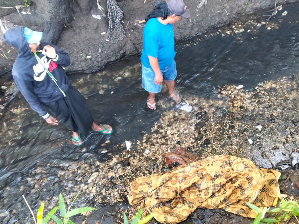 Seorang nenek ditemukan meninggal dunia di aliran Sungai Dusun Balong, Desa Rejoyoso, Kecamatan Bantur, Kabupaten Malang, pada Jumat (9/5/2025) pagi. Korban diketahui bernama Musini (85) yang diketahui tinggal seorang diri.