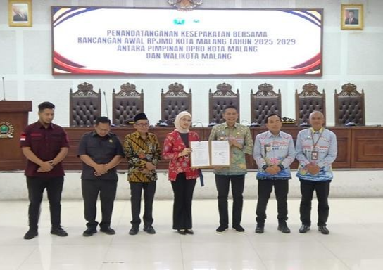 Dewan Perwakilan Rakyat Daerah (DPRD) Kota Malang dan Wali Kota Malang menandatangani kesepakatan bersama terkait Rancangan Awal Rencana Pembangunan Jangka Menengah Daerah (RPJMD) Kota Malang Tahun 2025–2029