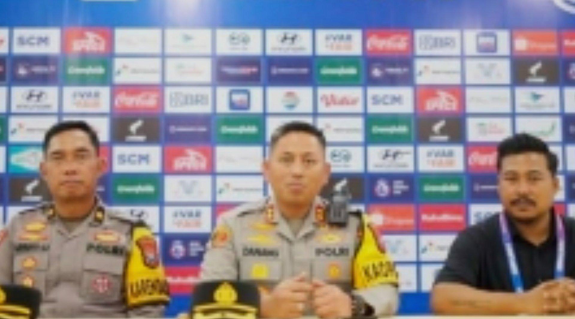 Aksi pelemparan terhadap bus yang membawa rombongan pemain Persik Kediri usai laga kontra Arema FC di Stadion Kanjuruhan, Kabupaten Malang, Minggu malam (11/5/2025), berbuntut panjang. Polres Malang kini tengah memburu pelaku pelemparan yang diduga dilakukan oleh oknum suporter.