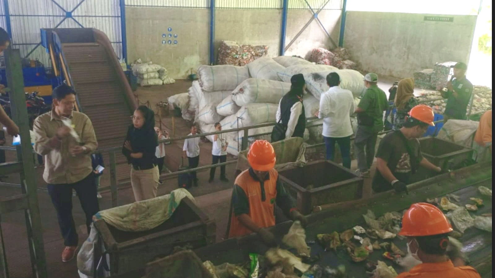 Dinas Lingkungan Hidup (DLH) Kota Malang akhirnya angkat bicara terkait video viral yang memperlihatkan dugaan pembuangan limbah medis di wilayah sekitar tempat pemrosesan akhir (TPA) sampah.