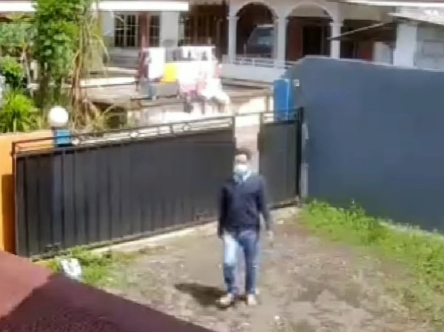 Sebuah aksi percobaan pencurian di siang bolong berhasil digagalkan warga setelah terekam kamera CCTV di Dusun Bloboh Utara, Desa Sukoanyar, Kecamatan Kepanjen, Kabupaten Malang. Kejadian tersebut terjadi sekitar pukul 10.43 WIB, Rabu (14/5/2025), dan kini ramai diperbincangkan di media sosial.