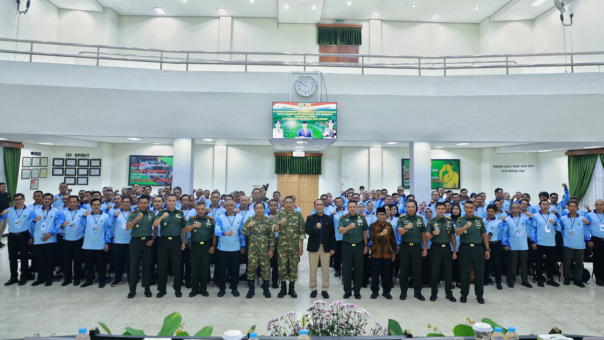 Malam itu, suasana di Politeknik Angkatan Darat (POLTEKAD) Malang tidak seperti biasa. Bukan derap langkah taruna militer yang terdengar, melainkan semangat ratusan aparatur sipil negara (ASN) yang siap digembleng dalam Pelatihan Leadership dan Penguatan Teamwork Building yang digagas Pemerintah Kota Malang