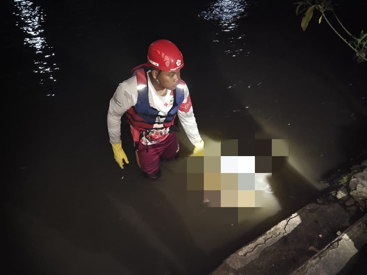 Warga Gondanglegi Kulon, Kecamatan Gondanglegi, Kabupaten Malang, dikejutkan oleh penemuan sesosok jenazah pria yang mengambang di aliran Sungai Suwerek, tepatnya di kawasan Jalan Ahmad Yani RT 08 RW 01, Sabtu dini hari (17/5/2025).