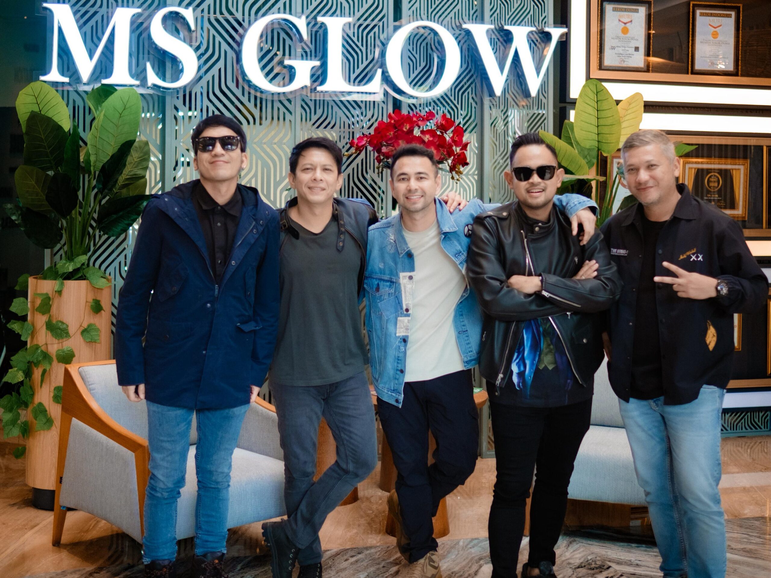 The Dudas Minus One, kelompok pemotor yang beranggotakan, Raffi Ahmad, Gading Marten, Ariel Noah dan Desta, kembali melakukan touring keliling nusantara. Kali ini mereka tiba di Kota Malang, Jawa Timur, dan disambut oleh pengusaha Gilang Widya Pramana alias Juragan 99.