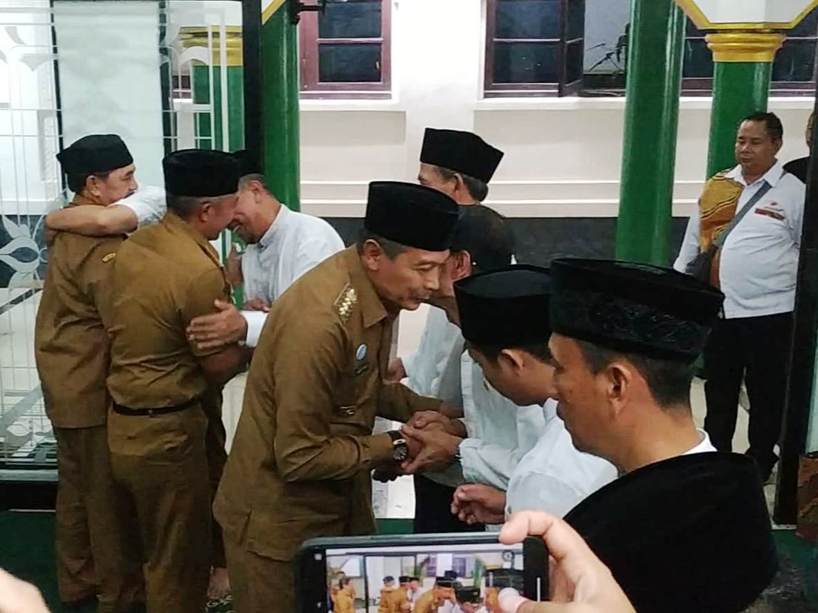 Wali Kota Malang, Dr. Ir. Wahyu Hidayat, secara resmi melepas 36 Aparatur Sipil Negara (ASN) calon jamaah haji (CJH) tahun 2025. Prosesi pelepasan berlangsung khidmat di Masjid Baiturrahman, kompleks Balai Kota Malang, Senin (19/5/2025).