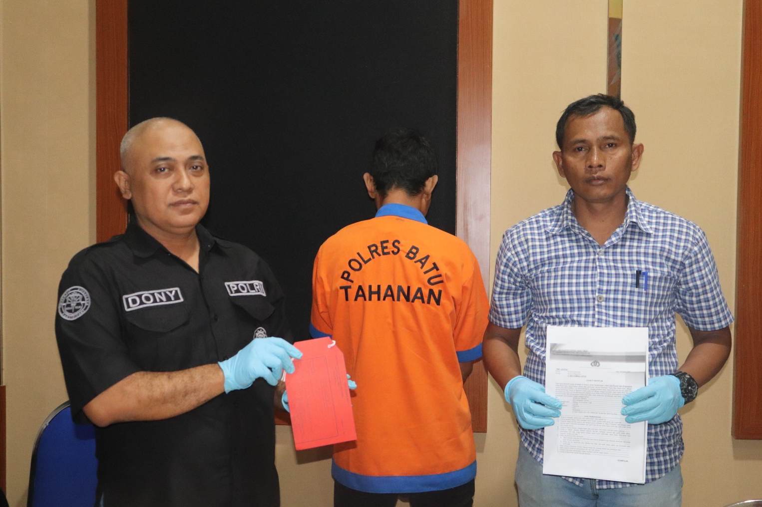 Drama jalanan yang bermula dari kecelakaan ringan di Kecamatan Pujon, Kabupaten Malang, berubah jadi kasus kriminal. Seorang pengendara sepeda motor menjadi korban perampasan usai tak sengaja menabrak sebuah mobil.
