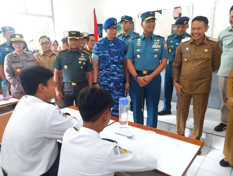 Wali Kota Malang, Wahyu Hidayat bersama perwakilan unsur TNI yaitu Komandan Lanud Abdulrachman Saleh, dan Komandan Lanal Malang yang baru meninjau program Makan Bergizi Gratis (MBG) di SMP Negeri 19 Malang, Senin (19/5/2025).