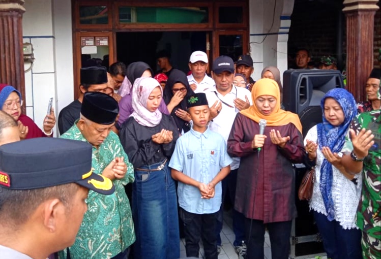 Gubernur Jawa Timur, Khofifah Indar Parawansa, menyerahkan hadiah berupa sepasang sapi kepada Nanda Rosifullah, siswa kelas 4 SD asal Dusun Sumbul, Desa Klampok, Kecamatan Singosari, Kabupaten Malang pada Minggu (18/5)