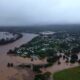 Banjir bandang melanda kawasan pedalaman Australia setelah hujan deras mengguyur wilayah tenggara pada Rabu (21/5). Akibatnya, sejumlah kota terputus aksesnya dan warga terpaksa mengungsi ke atap rumah demi menyelamatkan diri. Otoritas setempat mengeluarkan perintah evakuasi cepat karena permukaan air sungai terus melampaui batas aman.