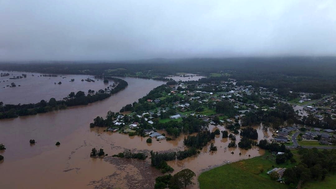 Banjir bandang melanda kawasan pedalaman Australia setelah hujan deras mengguyur wilayah tenggara pada Rabu (21/5). Akibatnya, sejumlah kota terputus aksesnya dan warga terpaksa mengungsi ke atap rumah demi menyelamatkan diri. Otoritas setempat mengeluarkan perintah evakuasi cepat karena permukaan air sungai terus melampaui batas aman.