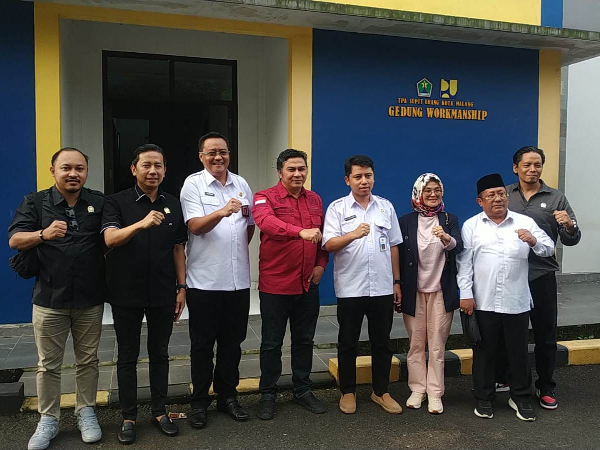 Gedung TPA Supit Urang, Sukun, Kota Malang, hari ini tak hanya dipenuhi aroma sampah. Ada suara-suara yang lebih keras dari bau. Yakni protes dan tuntutan dari warga tiga desa di Kecamatan Wagir, Kabupaten Malang, yakni Jedong, Dalisodo, dan Pandanlandung.