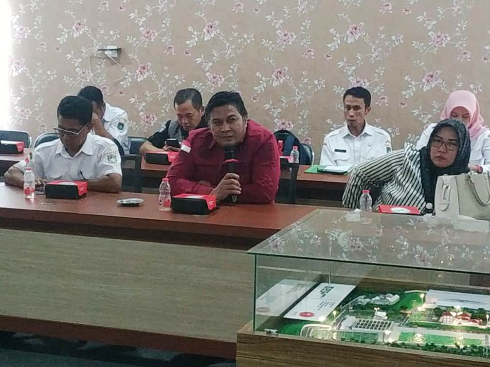 Dalam pertemuan lintas daerah yang digelar bersama DLH Kota Malang dan DPRD Kota Malang, Anggota Komisi 3 DPRD Kabupaten Malang, Abdul Qodir atau yang akrab disapa Adeng melontarkan pernyataan keras soal janji yang belum ditepati Wali Kota Malang.