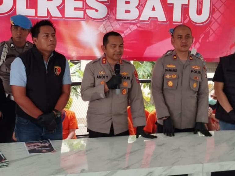 Seorang pria lanjut usia berinisial AMH (69), warga Kecamatan Babat, Kabupaten Lamongan, ditetapkan sebagai tersangka dalam kasus dugaan pencabulan terhadap dua santriwati di sebuah pondok pesantren di Desa Punten, Kecamatan Bumiaji, Kota Batu.