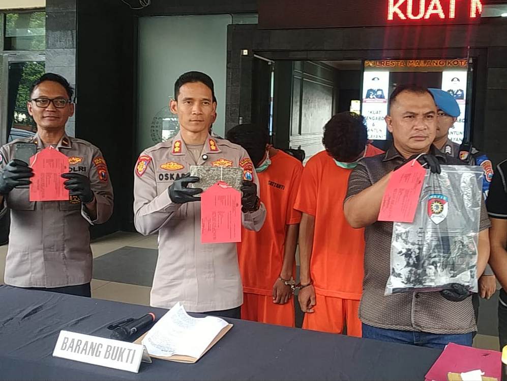 Merasa terganggu dengan suara motor di malam hari, dua pemuda di Kota Malang, nekat melempar paving ke arah pengendara yang sedang melintas. Akibatnya, seorang pengendara motor terluka dan harus dilarikan ke rumah sakit.