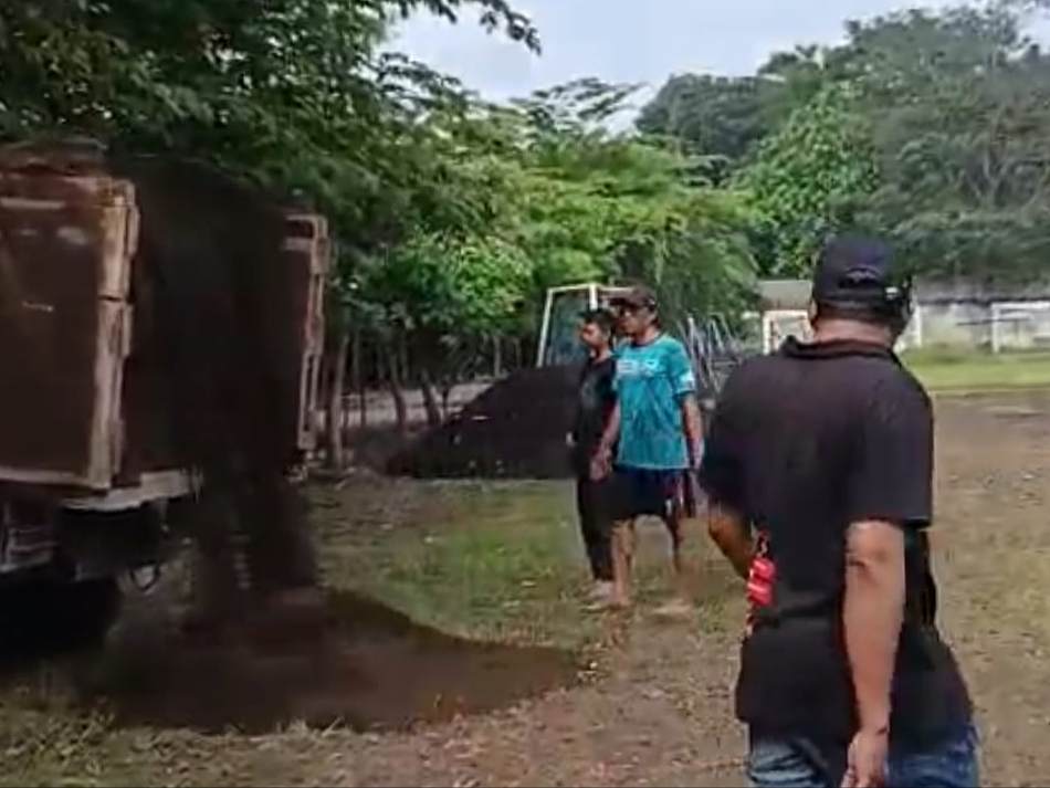 Sebagai bentuk pertanggungjawaban, panitia bantengan mulai melakukan perbaikan kerusakan Lapangan Madyopuro, Kota Malang, sejak Rabu (21/5/2025), kemarin.