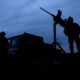 Upaya diplomatik antara Rusia dan Ukraina menunjukkan secercah harapan dengan dimulainya proses pertukaran tahanan pada Jumat (23/5), yang merupakan hasil dari dialog langsung pertama mereka dalam lebih dari tiga tahun terakhir ini. Meski begitu, menurut sumber militer Ukraina, pertukaran ini belum rampung sepenuhnya.