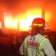 Empat kios di areal Pasar Singosari sebelah timur, tepatnya di deretan kios penjual bumbu dan keperluan rumah tangga ludes terbakar dilalap sang jago merah, jum’at (23/05).