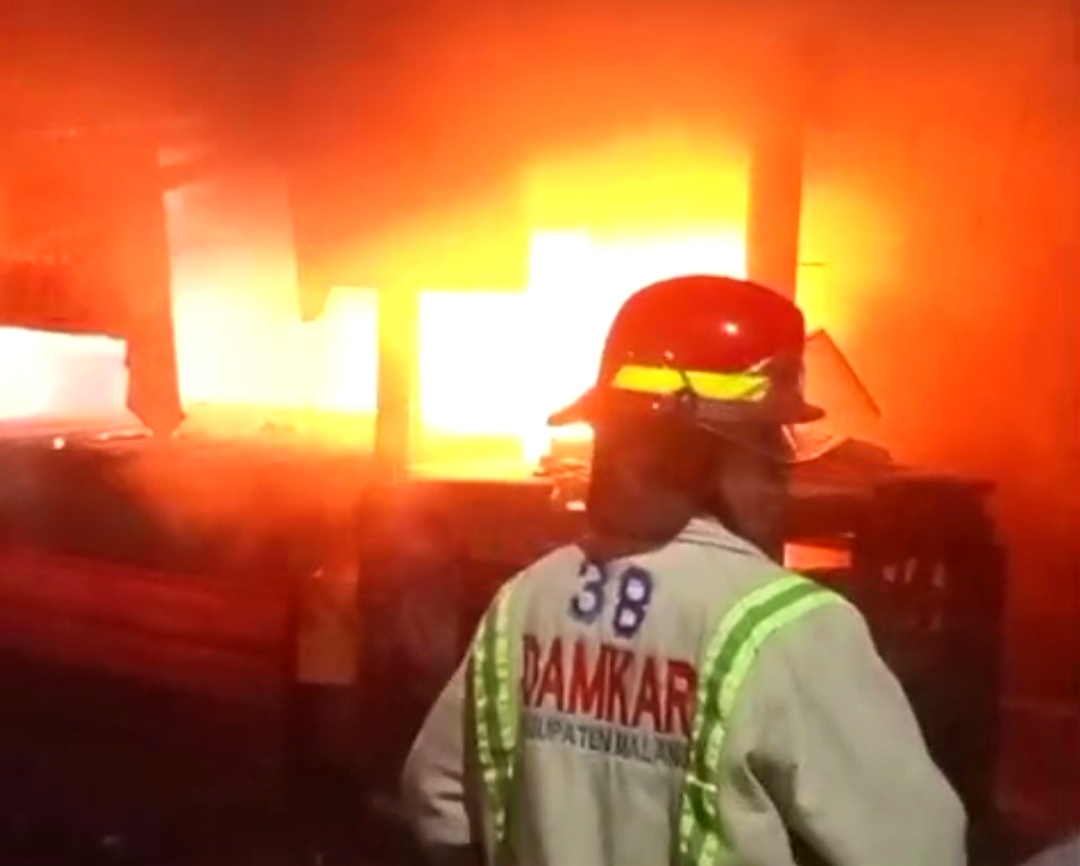 Empat kios di areal Pasar Singosari sebelah timur, tepatnya di deretan kios penjual bumbu dan keperluan rumah tangga ludes terbakar dilalap sang jago merah, jum’at (23/05).