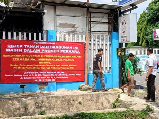 Tim kuasa hukum Eka, yang kini menggugat lelang tersebut ke pengadilan, memperingatkan masyarakat agar berpikir dua kali sebelum ikut memburu aset di Jalan Simpang LA Sucipto itu.