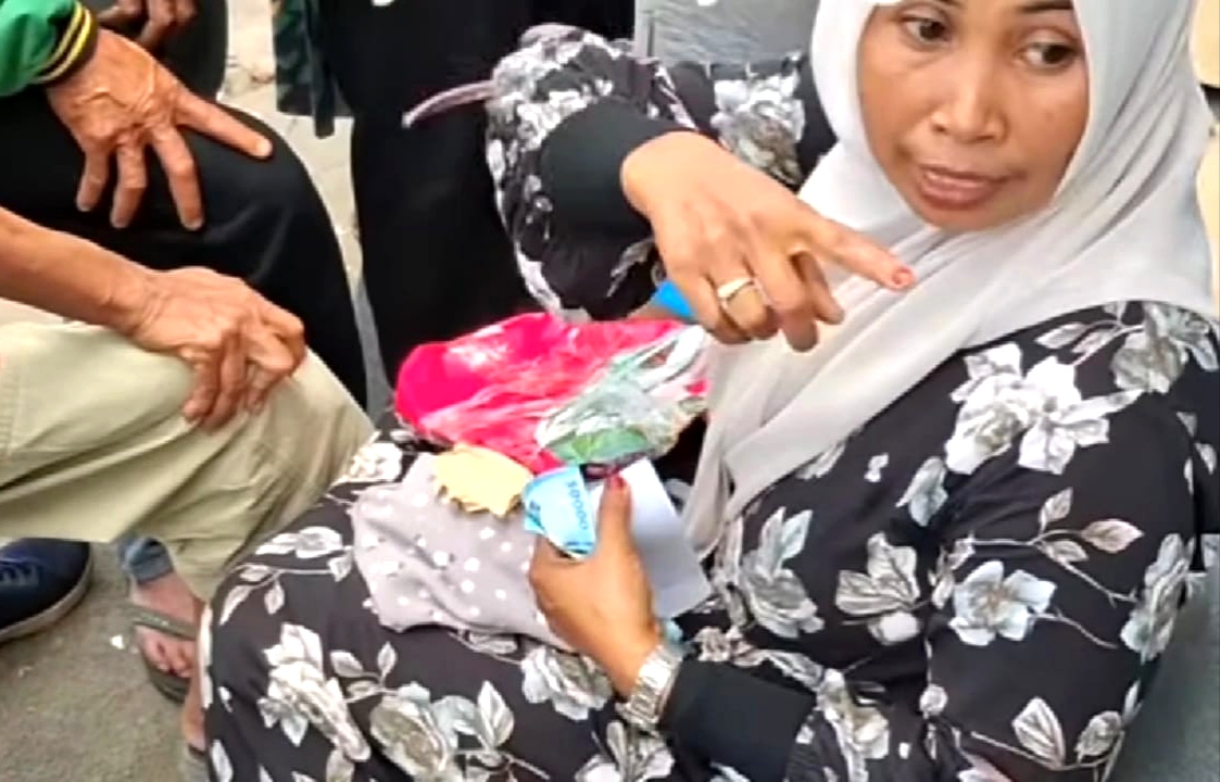 Seorang ibu rumah tangga asal Kecamatan Bululawang, Kabupaten Malang, diduga menjadi korban gendam atau hipnotis saat tengah berbelanja di Pasar Tradisional Bululawang, Kamis (23/5/2025) pagi.