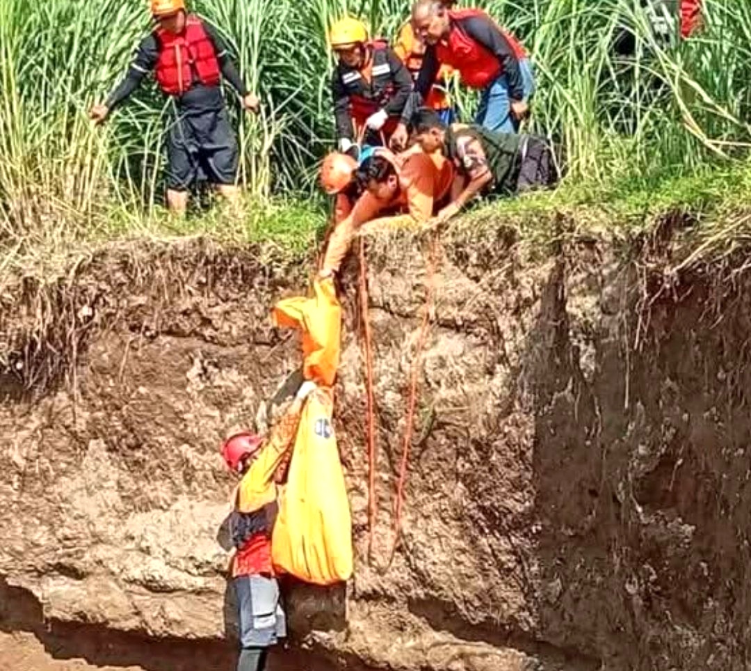 Setelah enam hari pencarian, jasad MA (22 bulan), balita asal Desa Kalipucung, Kecamatan Sanankulon, Kabupaten Blitar, ditemukan dalam kondisi meninggal dunia di aliran Sungai Brantas, tepatnya di bawah Jembatan Ngujang 1, Kabupaten Tulungagung pada Sabtu pagi (24/05). Lokasi penemuan berjarak sekitar 20 kilometer dari titik awal korban dilaporkan hilang.