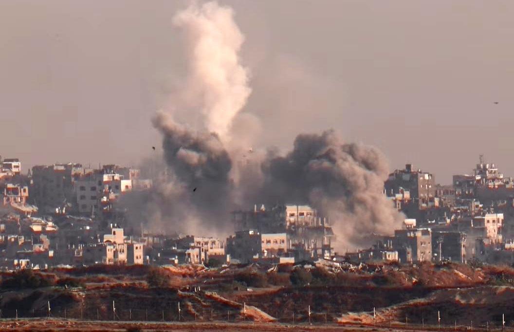 Menurut otoritas kesehatan Gaza, sedikitnya 30 orang dilaporkan tewas dalam serangkaian serangan militer di Jalur Gaza pada hari Minggu (26/5). Di antara korban terdapat seorang pejabat senior layanan penyelamatan dan seorang jurnalis lokal.
