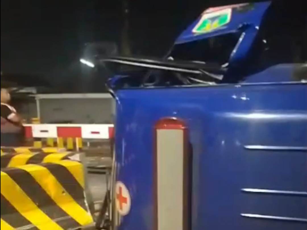 Kecelakaan tunggal menimpa sebuah mobil jenazah milik Dinas Lingkungan Hidup (DLH) Kota Malang saat menjalankan tugas pengantaran jenazah ke Madiun, Senin (26/5/2025) tengah malam.