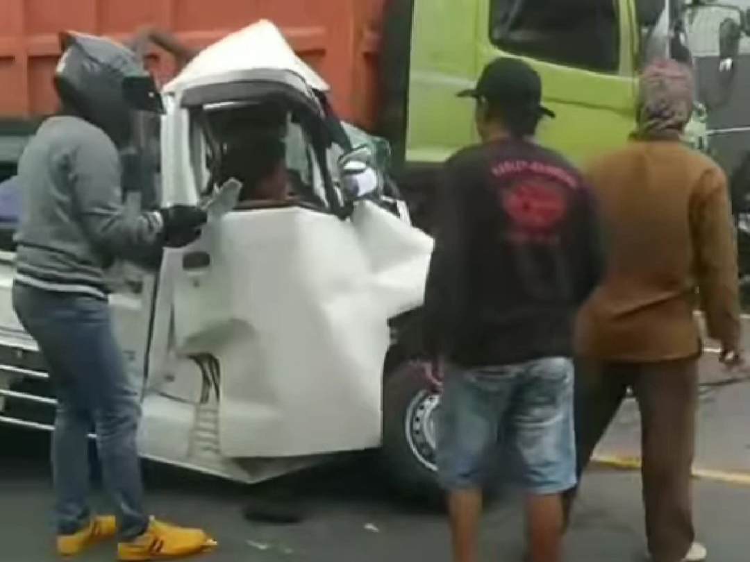 Kecelakaan maut terjadi di jalur rawan Jalan Raya Probolinggo–Lumajang. Sebuah dump truk tanpa muatan diduga mengalami rem blong dan menghantam dua kendaraan dari arah berlawanan di Desa Malasan, Kecamatan Leces, Kabupaten Probolinggo, Selasa (27/5/2025). Empat orang dilaporkan tewas dalam insiden tragis ini.