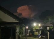 Video yang memperlihatkan awan putih tebal menjulang tinggi dari arah Gunung Kelud disertai petir ramai beredar di Media Sosial (Medsos).