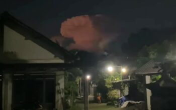 Video yang memperlihatkan awan putih tebal menjulang tinggi dari arah Gunung Kelud disertai petir ramai beredar di Media Sosial (Medsos).