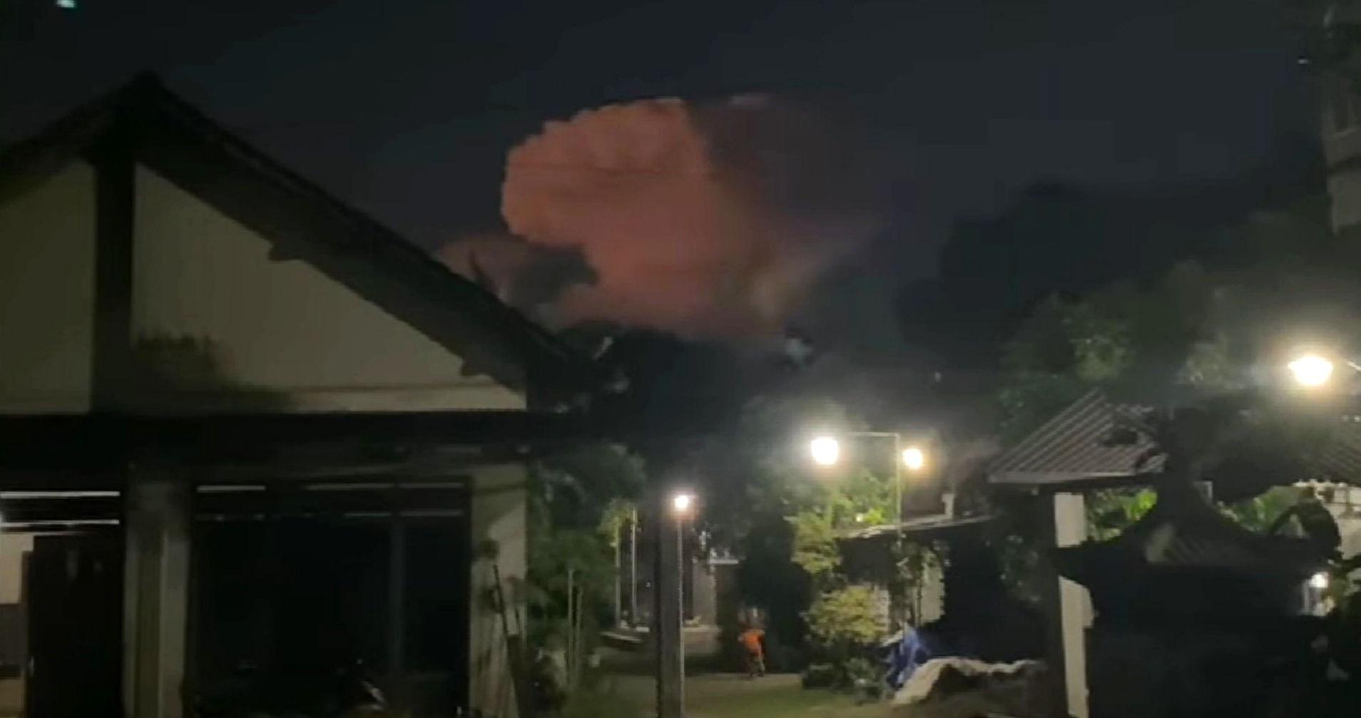 Video yang memperlihatkan awan putih tebal menjulang tinggi dari arah Gunung Kelud disertai petir ramai beredar di Media Sosial (Medsos).