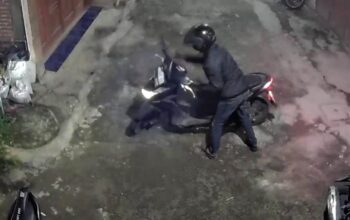 Aksi pencurian sepeda motor kembali terjadi di wilayah Kota Malang. Kali ini menimpa seorang warga Kabupaten Malang yang tengah bertamu di sebuah rumah kos. Peristiwa terjadi pada Kamis malam (29/5/2025) sekitar pukul 19.00 WIB, di Jalan Pekalongan No. 6H, Kota Malang.