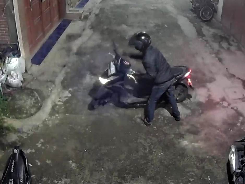 Aksi pencurian sepeda motor kembali terjadi di wilayah Kota Malang. Kali ini menimpa seorang warga Kabupaten Malang yang tengah bertamu di sebuah rumah kos. Peristiwa terjadi pada Kamis malam (29/5/2025) sekitar pukul 19.00 WIB, di Jalan Pekalongan No. 6H, Kota Malang.
