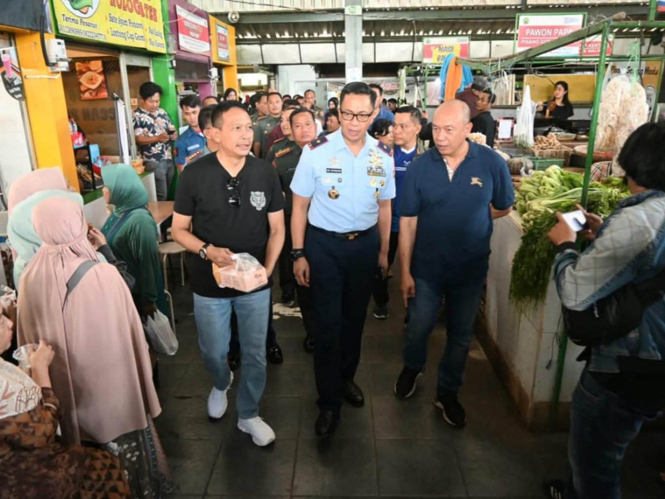 Sebagai bentuk dukungan terhadap ekonomi kerakyatan, Malang Tahes Club menggelar agenda kegiatan kolaboratif, bertajuk Pasar Rakyat dan UMKM, di Pasar Oro-Oro Dowo, Kota Malang, Jumat (30/5/2025).